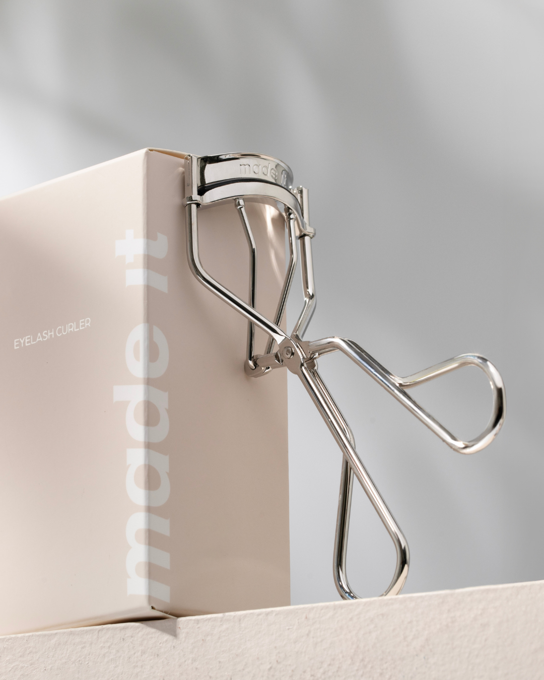 THE LASH CURLER